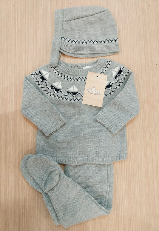 Conjunto Marinero. 3 piezas en gris con motivos marineros en azul.